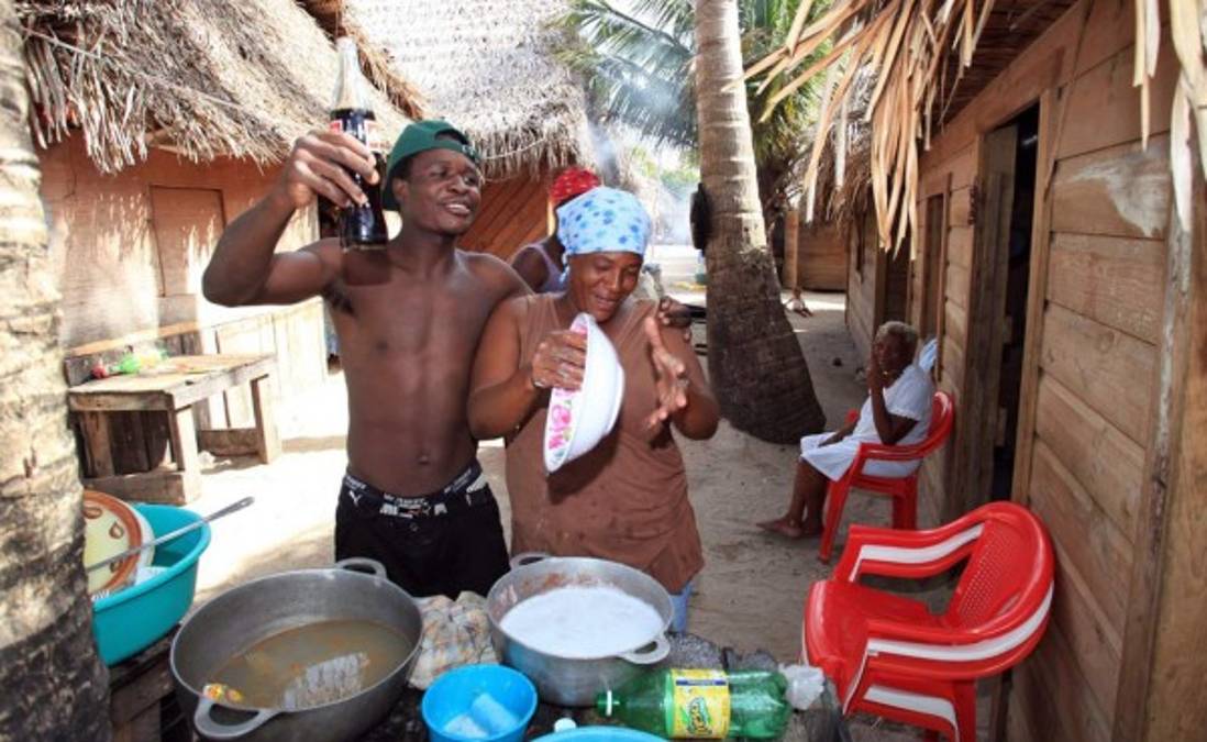 La nueva vida del Muñeco González vendiendo carne asada en Trujillo