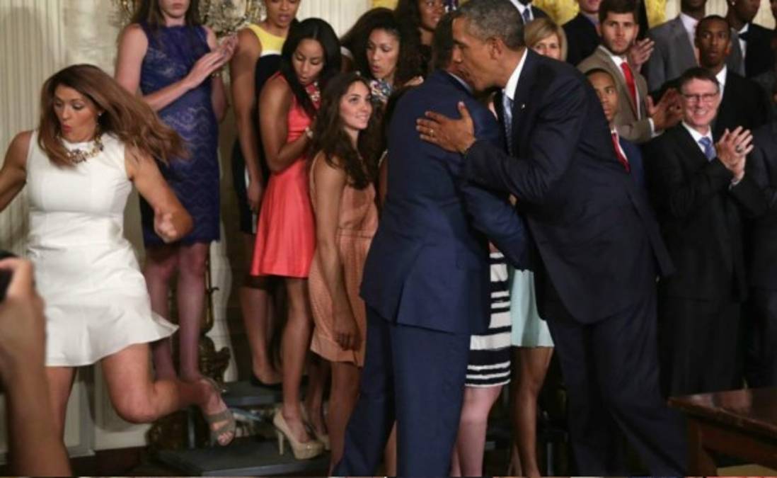 Obama 'provoca' caída de jugadora universitaria en la Casa Blanca