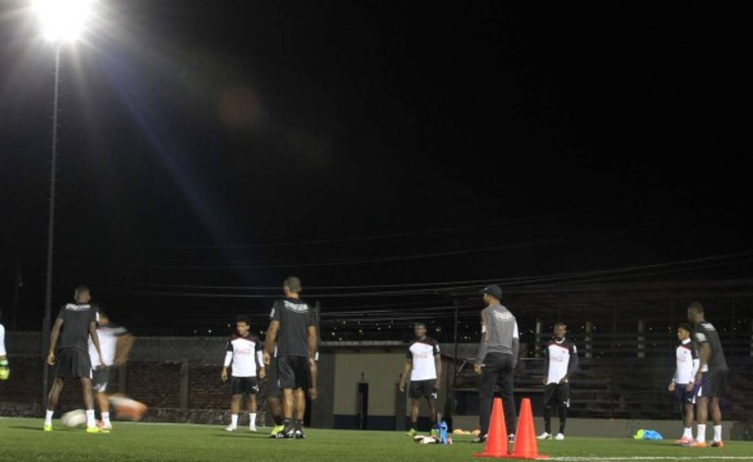 Olimpia realiza un entrenamiento nocturno en Tegucigalpa