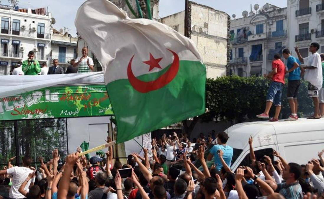 Jugadores de la selección de Argelia recibidos como héroes