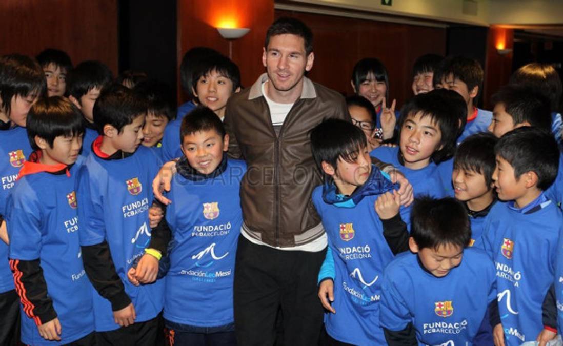Messi compartió con niños damnificados por tsunami