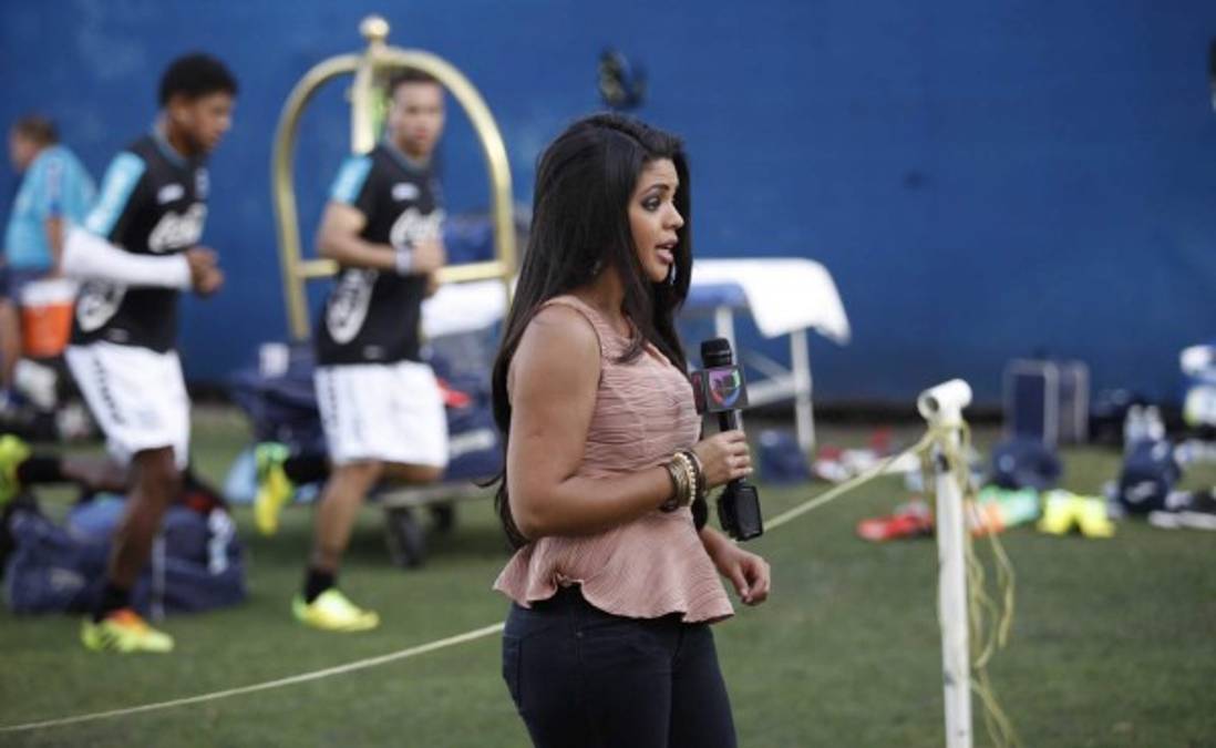 Carla, la periodista que robó suspiros durante entreno de Honduras