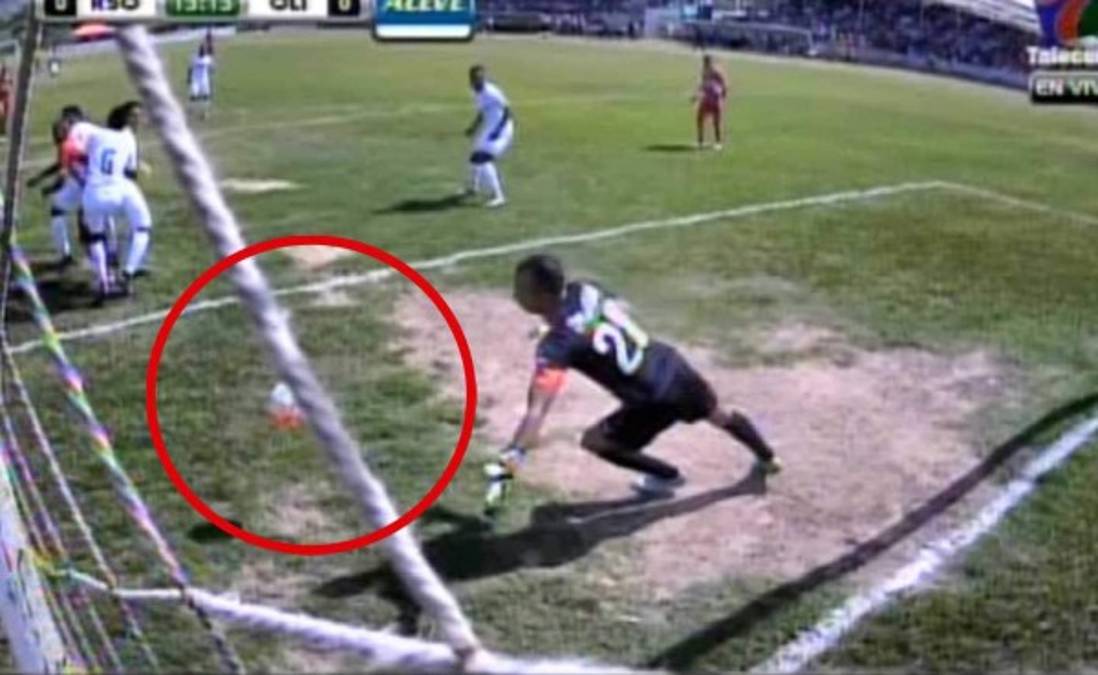 Video: Donis Escober comienza a ser la figura del Olimpia ante Real Sociedad