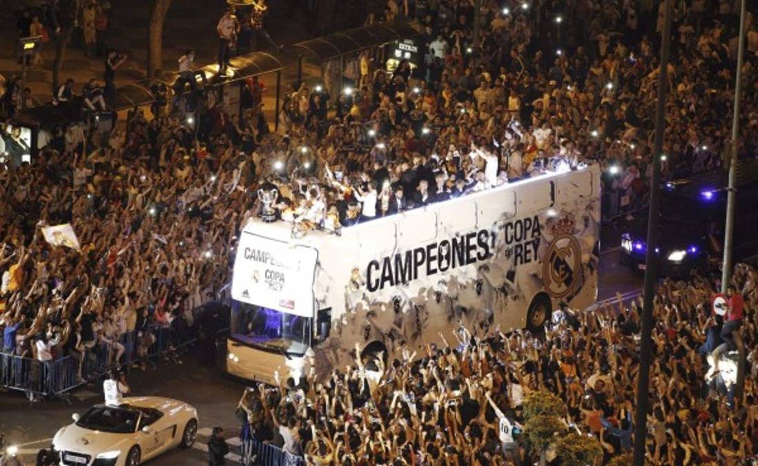 ¡Espectacular recibimiento al Real Madrid en la Plaza Cibeles!