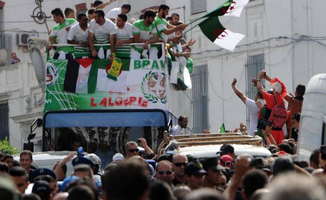 Jugadores de la selección de Argelia recibidos como héroes