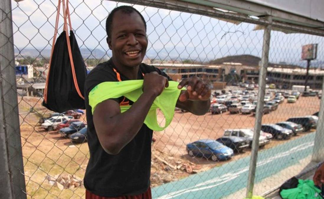 La nueva vida del Muñeco González vendiendo carne asada en Trujillo