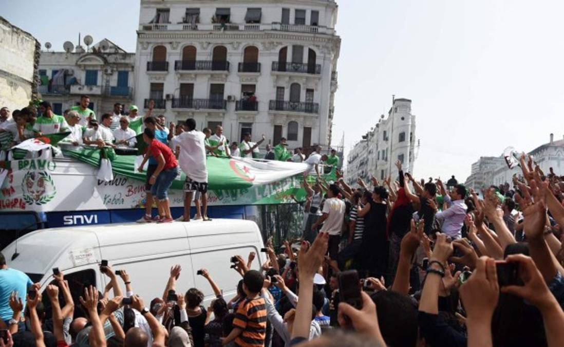 Jugadores de la selección de Argelia recibidos como héroes