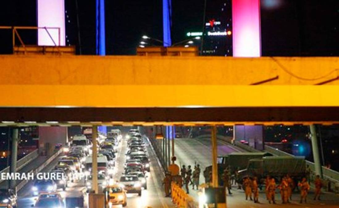 Golpe de Estado en Turquía: Ejército toma el control del país europeo