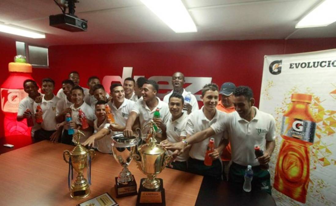 Campeón de Copa Gatorade visita redacción de DIEZ