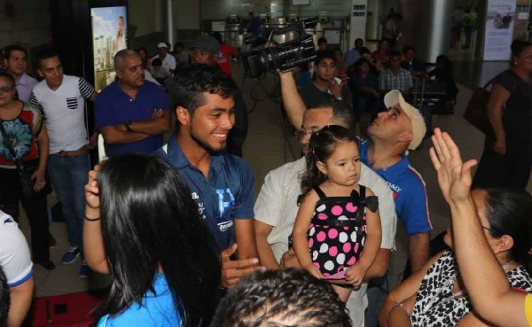 Sub-23 de Honduras arribó al país entre aplausos