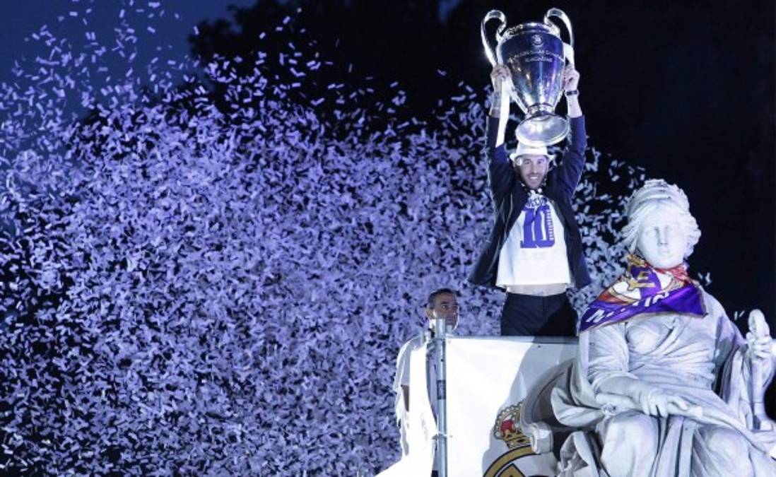 Ramos cumple con tradición de poner bufanda a Cibeles