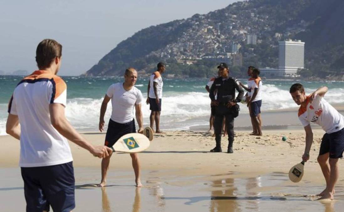 Selección de Holanda se divierte en las playas de Río de Janeiro