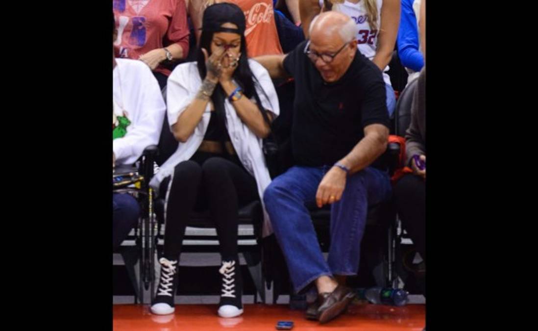 Rihanna dona 25 mil dólares a la policía luego de romper el iPhone del jefe de la policía