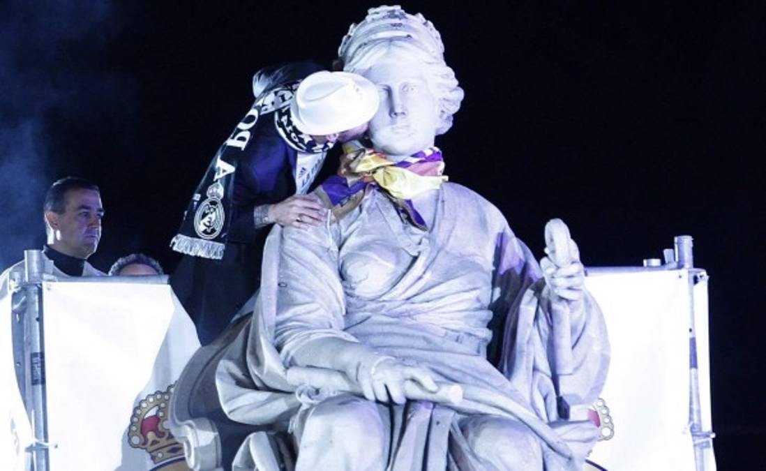 Ramos cumple con tradición de poner bufanda a Cibeles