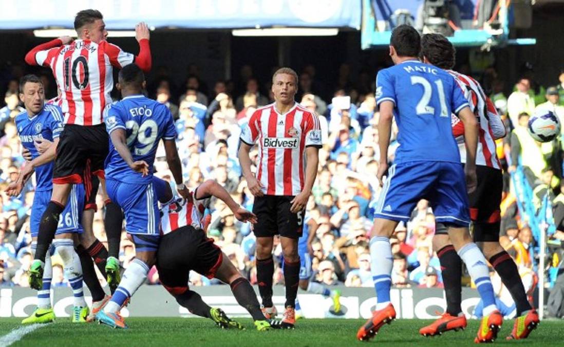 Chelsea tropieza y Liverpool acaricia la Premier League