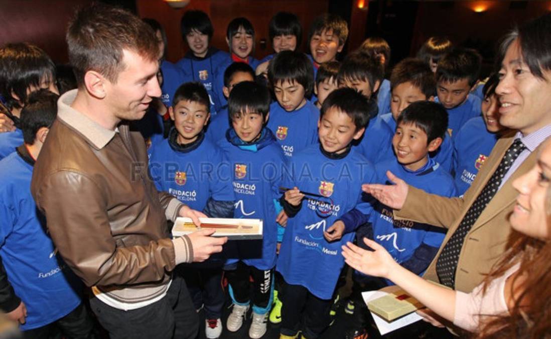 Messi compartió con niños damnificados por tsunami