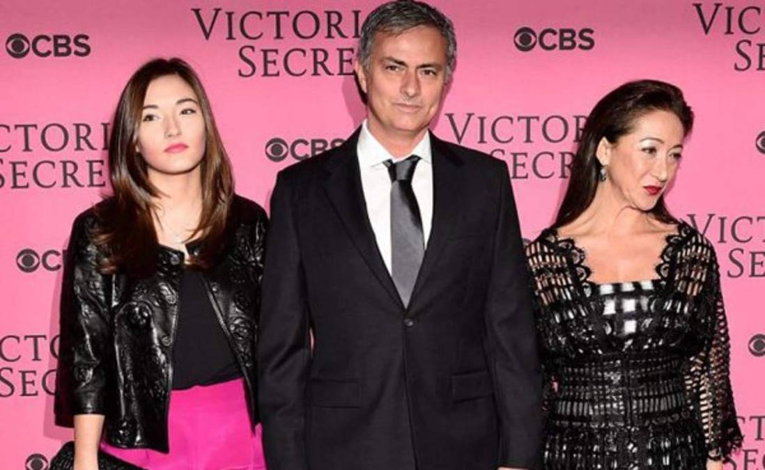 Mourinho no se perdió un desfile de moda de lencería previo al duelo ante Tottenham