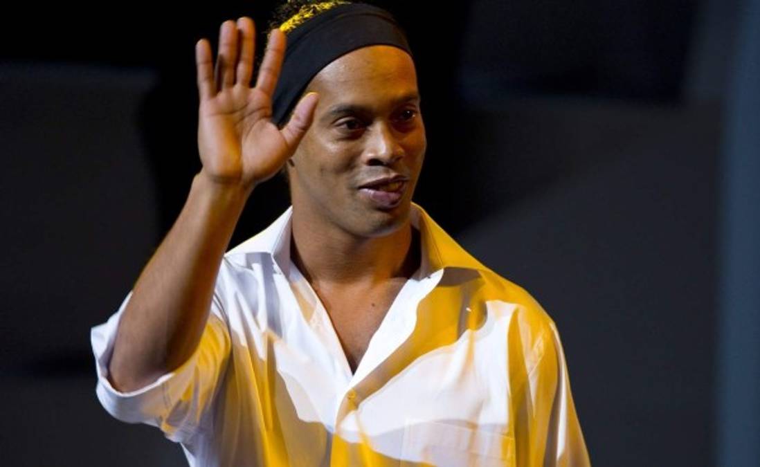 ¡SORPRESA! Ronaldinho ficha con el Querétaro de México