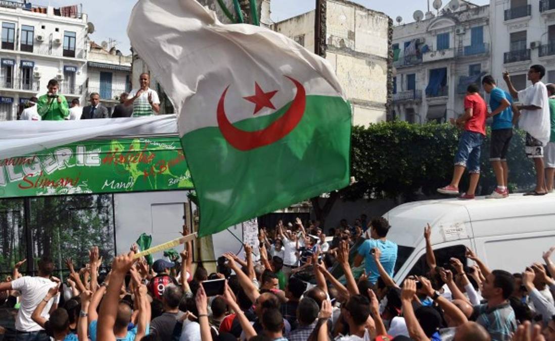 VIDEO: Jugadores de Argelia recibidos como héroes en su país