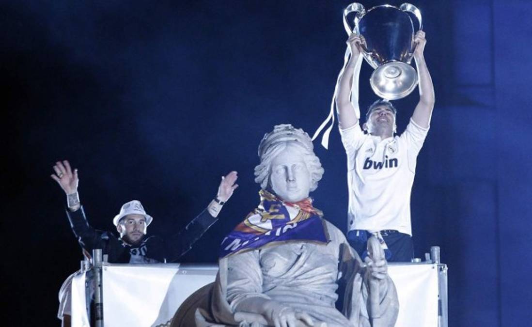 Ramos cumple con tradición de poner bufanda a Cibeles