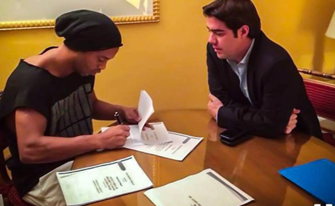 ¡SORPRESA! Ronaldinho ficha con el Querétaro de México