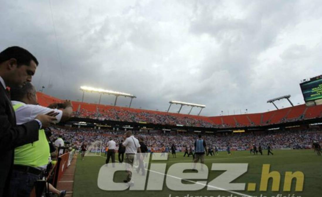 Honduras-Inglaterra estuvo suspendido por tormenta eléctrica