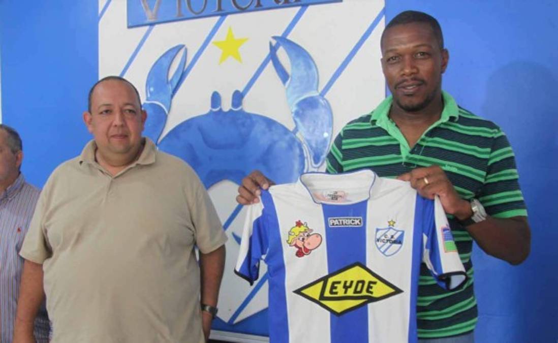 Victoria presenta a Luis 'Bombero' Ramírez como refuerzo