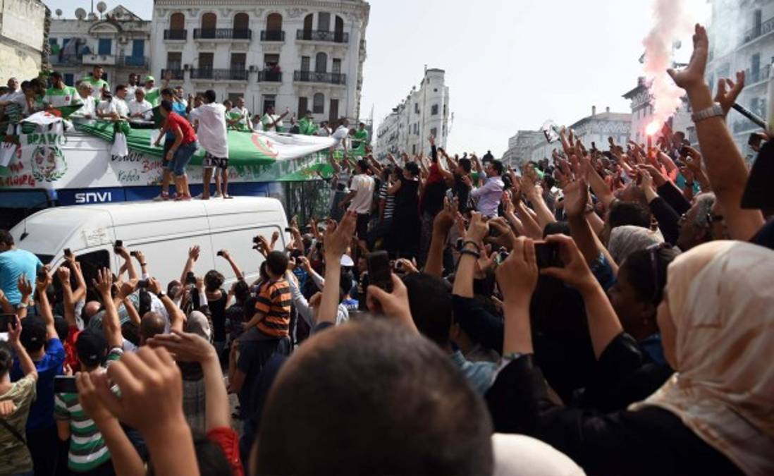 VIDEO: Jugadores de Argelia recibidos como héroes en su país