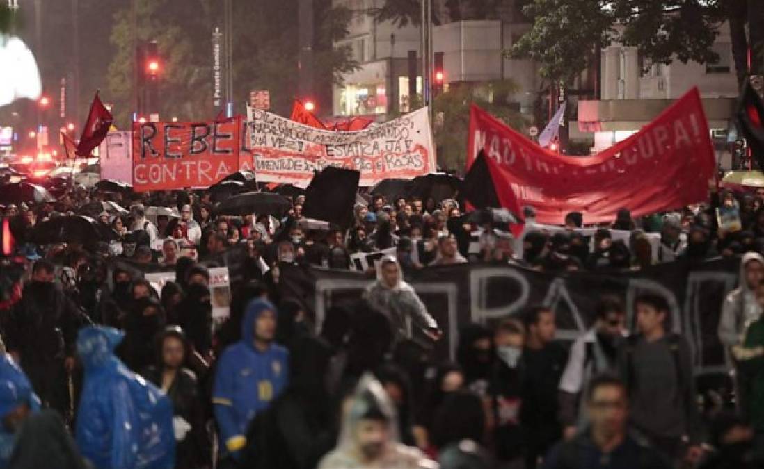 Un millar de brasileños salen a protestar en Sao Paulo