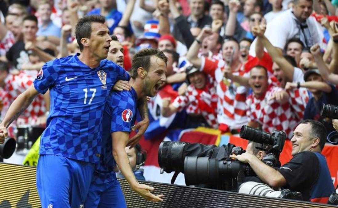 Rakitic llamó 'estúpidos' a los aficionados que lanzaron bengalas