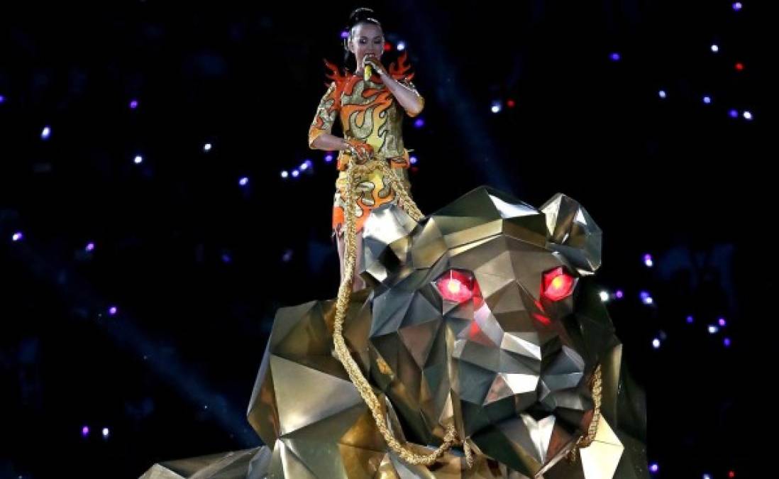 Katy Perry paraliza al mundo con show de medio tiempo en el Super Bowl