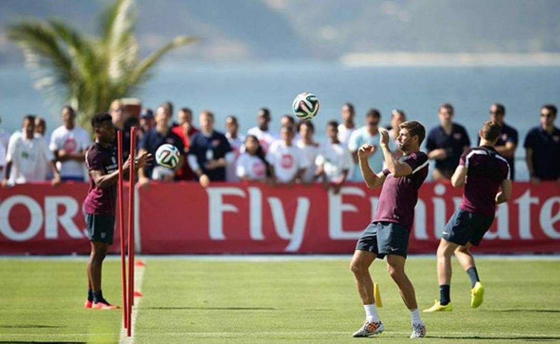 Steven Gerrard no terminó entrenamiento de Inglaterra en Brasil