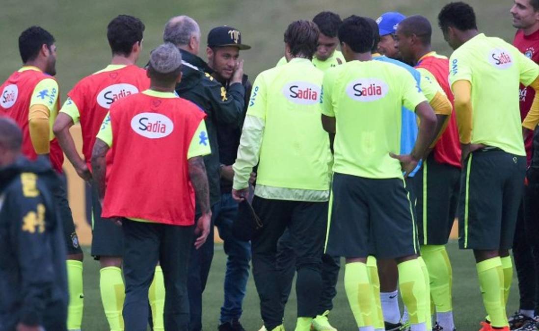 Neymar regresa a concentración de Brasil para dar apoyo a compañeros