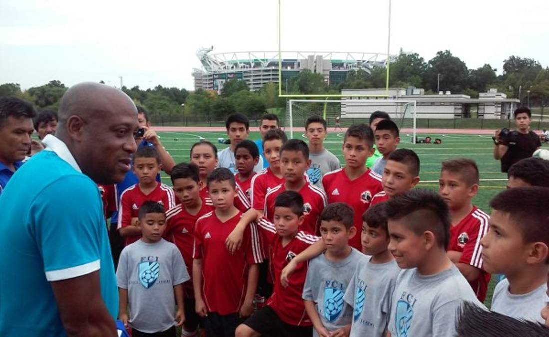 Hernán Medford compartió con niños en Washington