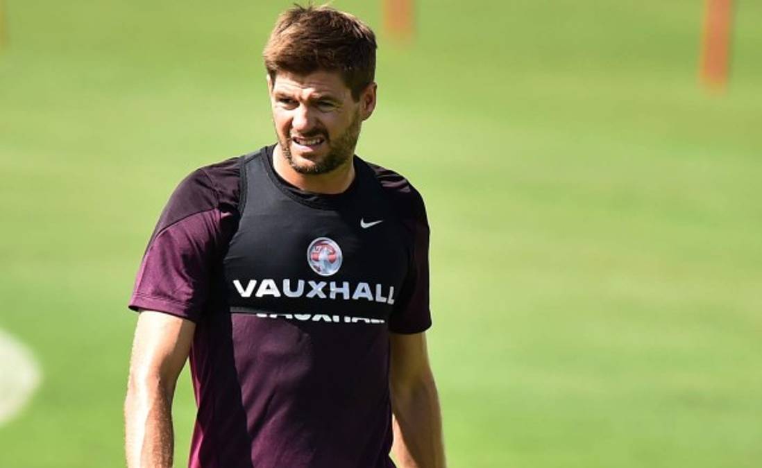 Steven Gerrard no terminó entrenamiento de Inglaterra en Brasil