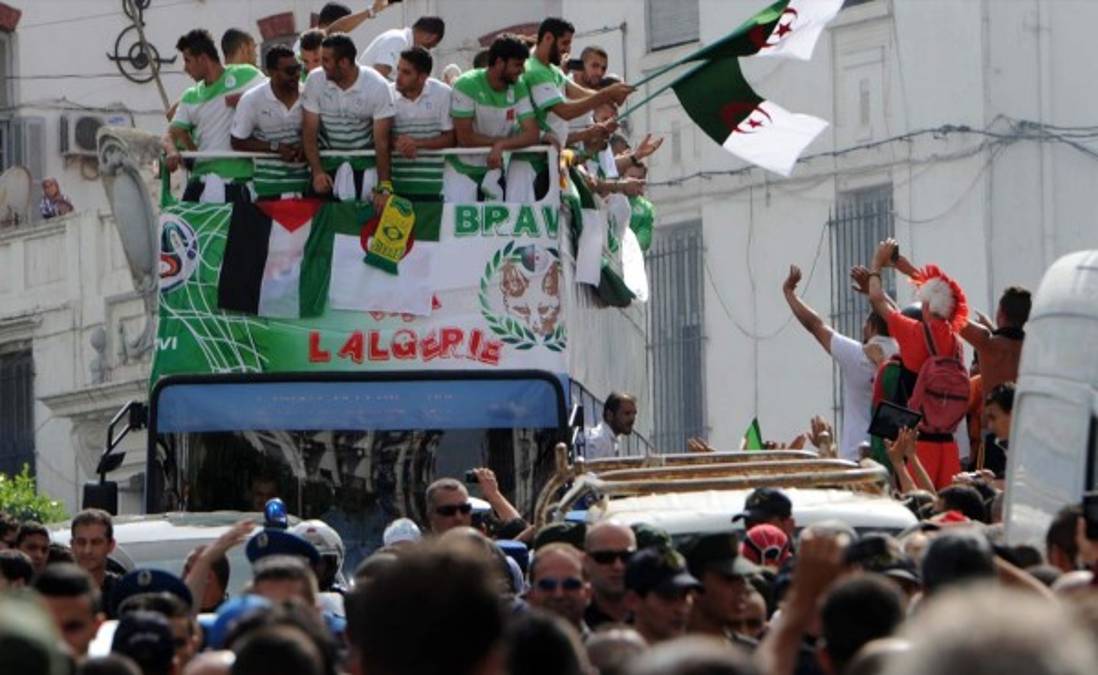 VIDEO: Jugadores de Argelia recibidos como héroes en su país