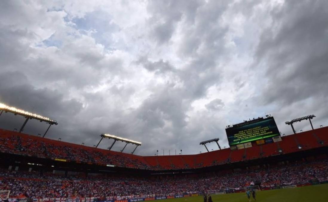 Honduras-Inglaterra estuvo suspendido por tormenta eléctrica