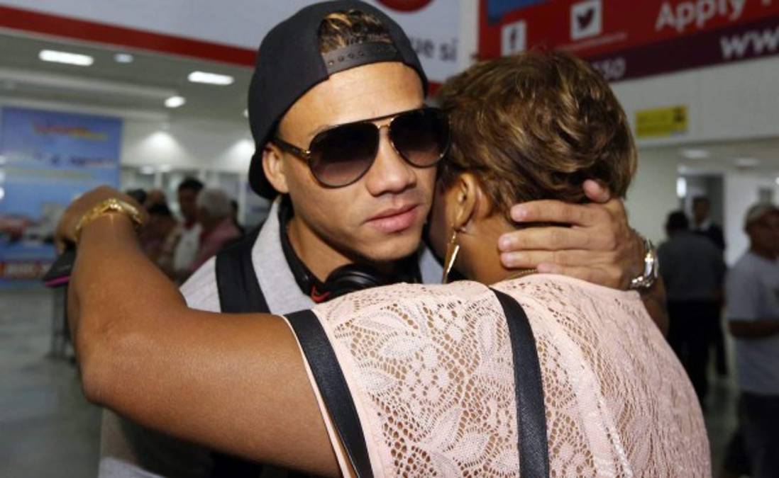 Arnold Peralta regresa a Honduras llorando