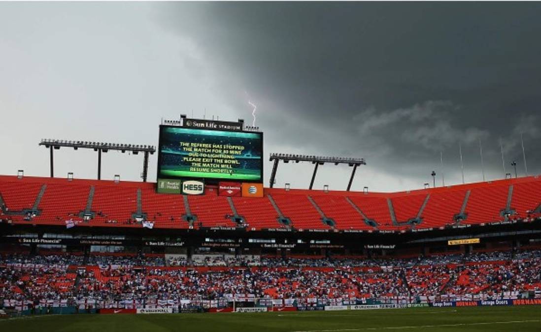 Honduras-Inglaterra estuvo suspendido por tormenta eléctrica