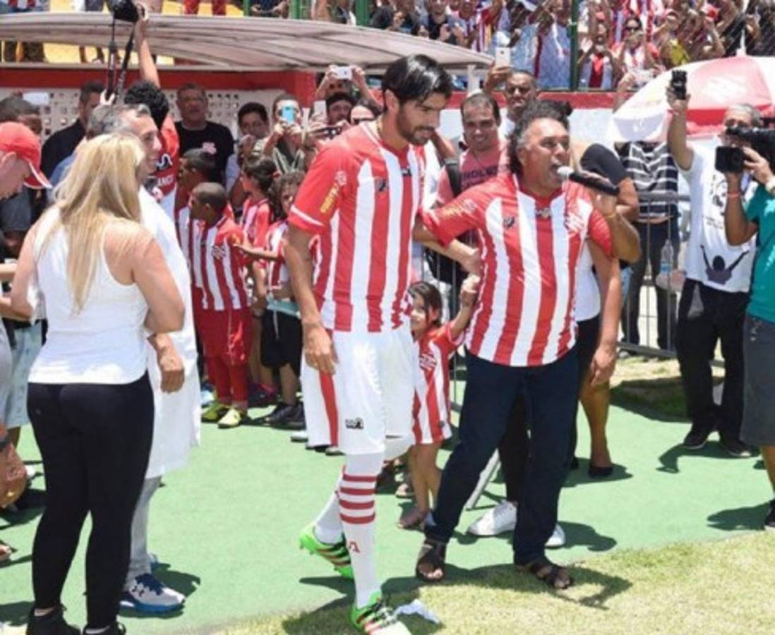 'El loco' Abreu impone récord Guinness tras vestir 26 camisetas distintas en su carrera