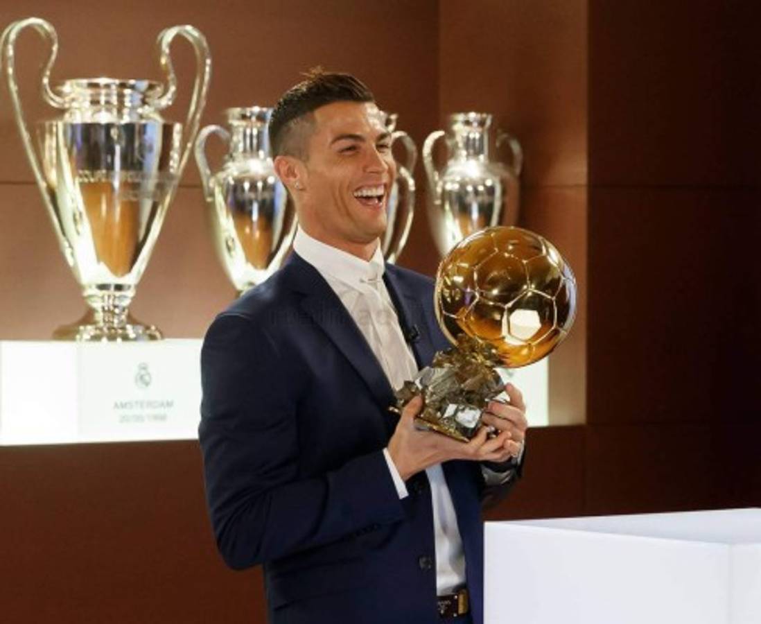 Las 12 fotos de Cristiano Ronaldo recibiendo el cuarto Balón de Oro