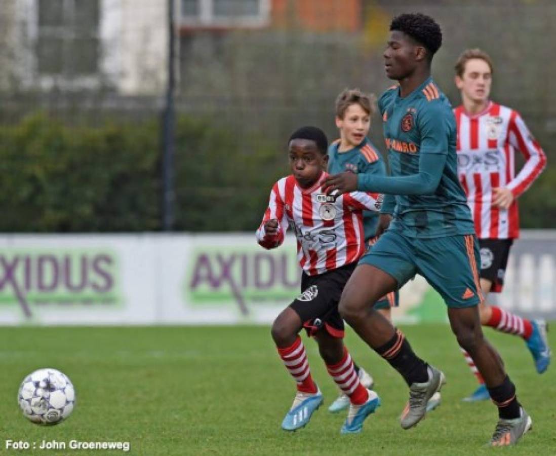 El increíble físico de David Easmon, la joya del Ajax de 14 años que mide 1.90 metros