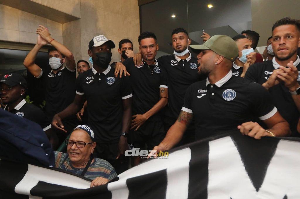 FOTOS: Así fue el banderazo de los aficionados de Motagua, los jugadores responden y ex diputado llegó a la fiesta azul