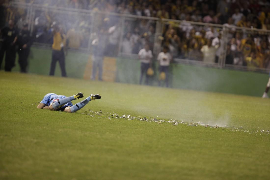 ¡Piedras, bengalas y morteros! Las agresiones se han visto en el fútbol hondureño en los últimos años