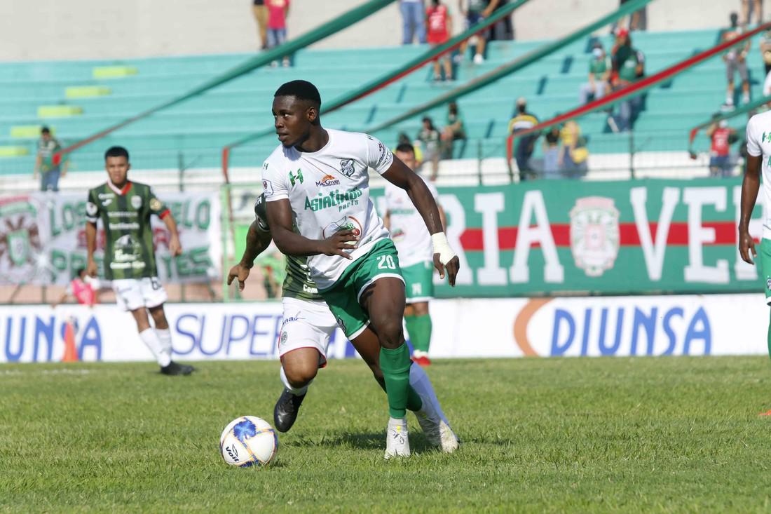 Los desarmadores: Allan Banegas y Jack Baptiste, futbolistas con más faltas cometidas en el Clausura
