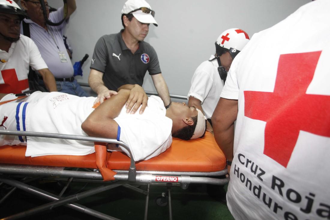 ¡Piedras, bengalas y morteros! Las agresiones se han visto en el fútbol hondureño en los últimos años