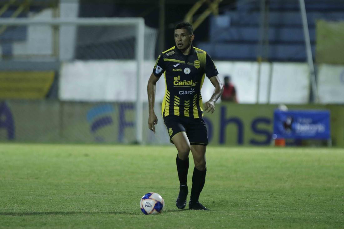 Héctor Vargas y el 11 titular con el que se estrenaría dirigiendo al Real España ante Olimpia