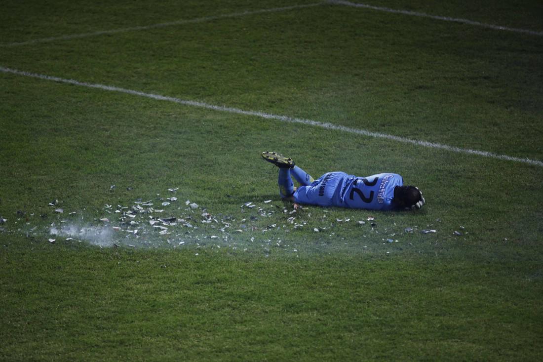 ¡Piedras, bengalas y morteros! Las agresiones se han visto en el fútbol hondureño en los últimos años