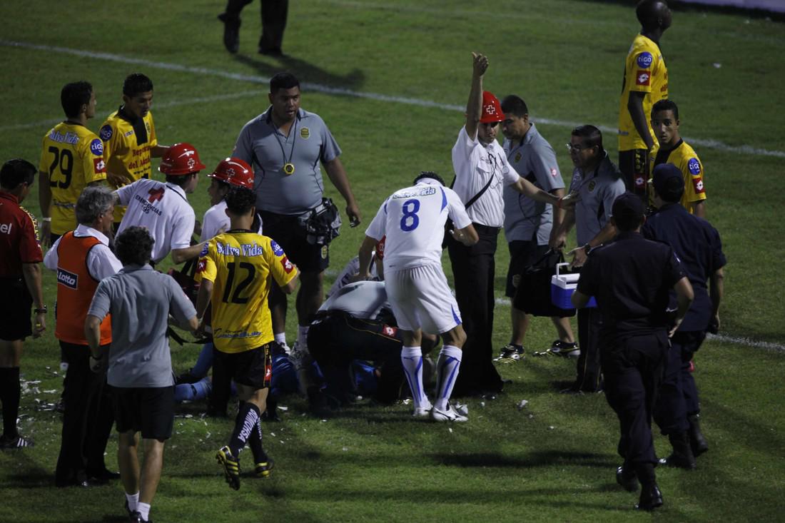 ¡Piedras, bengalas y morteros! Las agresiones se han visto en el fútbol hondureño en los últimos años