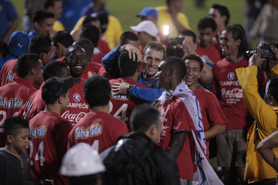 Han pasado ya 10 años: ¿Qué jugadores disputaron la ­última final entre Olimpia y Real España?